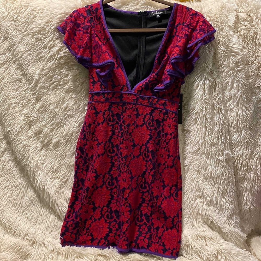 Lulus deep V, bodycon dress.  Lace detail, never worn!!  Non smoking home